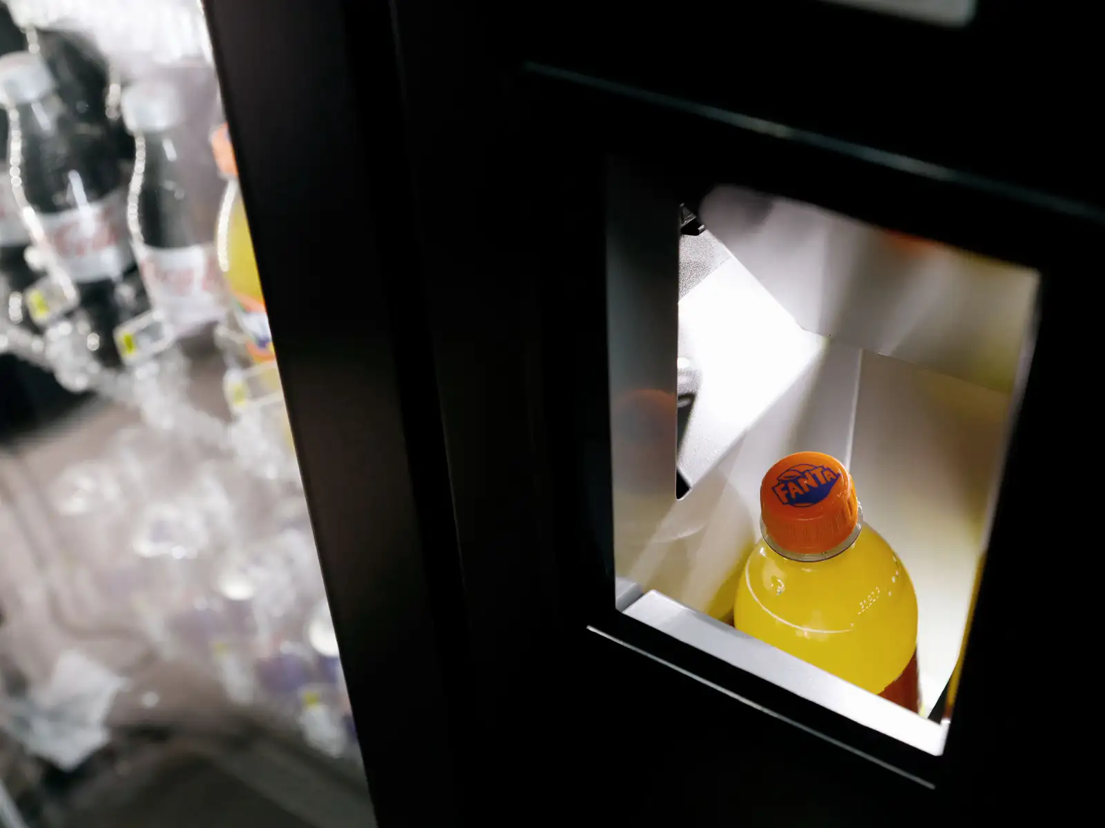 SP60 Snackautomat Getränkeausgabe